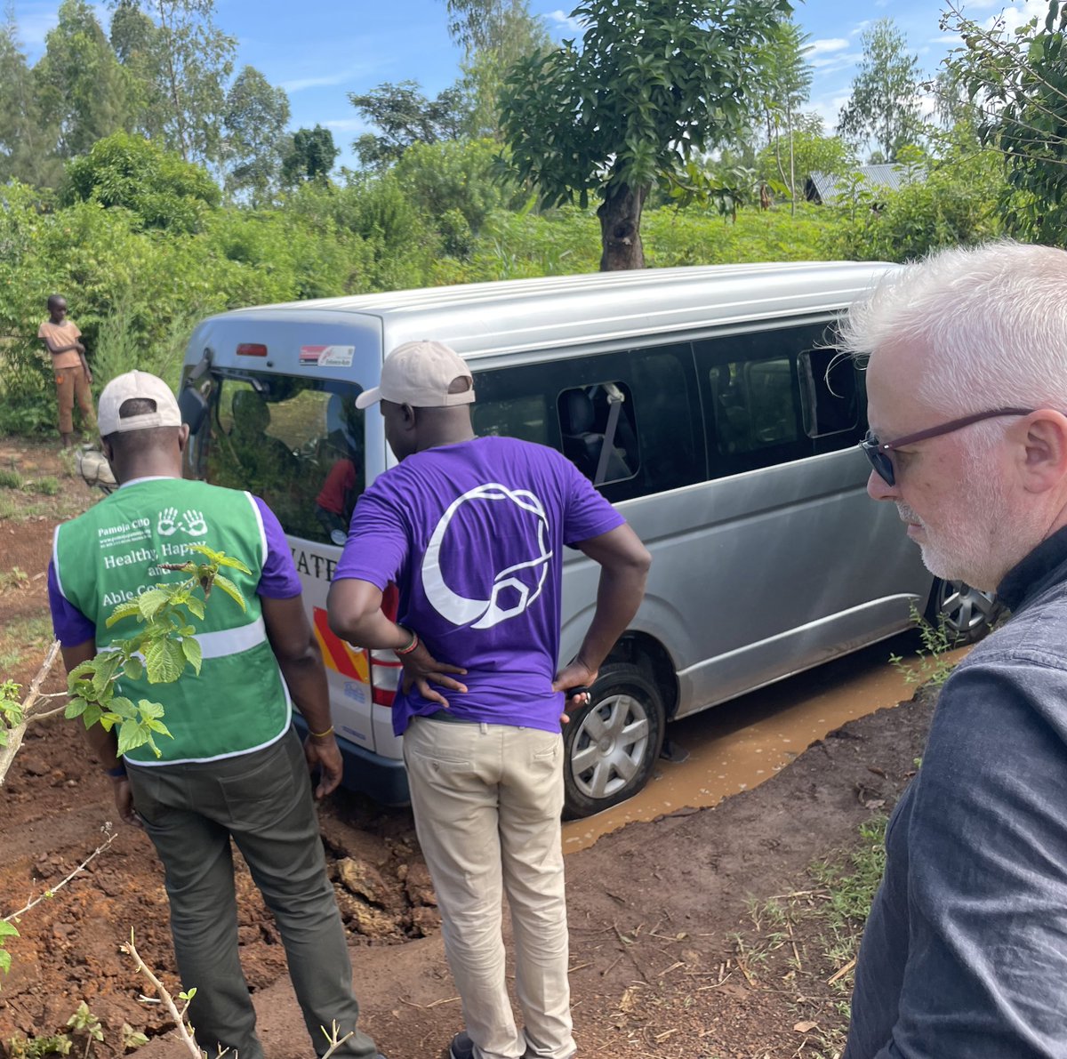 Field work is also hard! You never know what could happen and you need to adapt on the fly. Here we are digging our transport out of the mud with the generous help of community members! @NUSynBio #synbiofortheplanet