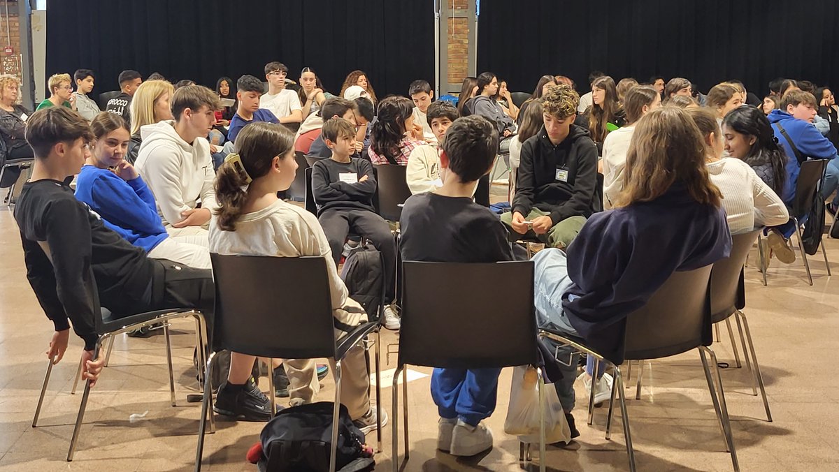 ✨Sota el lema "Compartim ActivaMENT" la XII Trobada de l'Alumnat Mediador ha reunit 170 alumnes i 28 docents de 12 centres de la ciutat. 👥Posem el focus en el rol de les figures de mediació com a agents de pau, amb el fil conductor de la cura de la salut mental i les relacions.