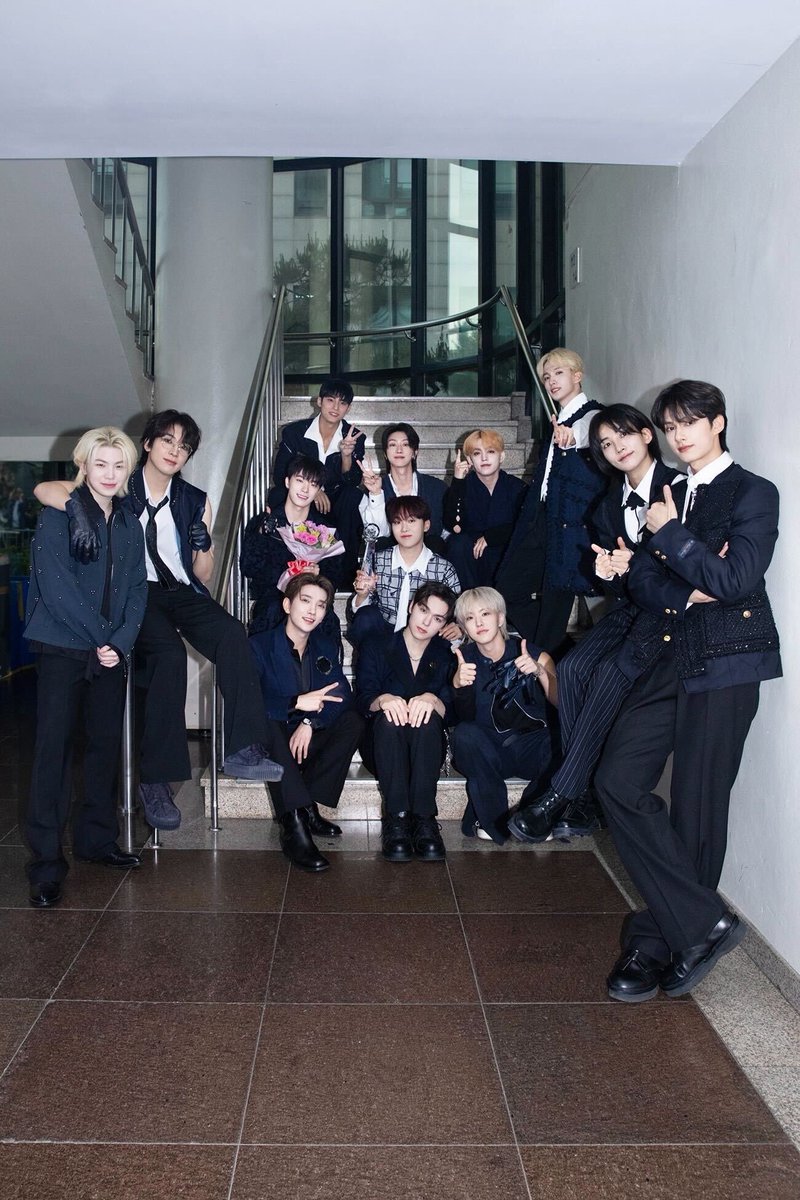 voernon's tweet photo. Good day, great day, outstanding day! SEVENTEEN’s victory on Music Bank has us floating on cloud nine. How blessed we are to have our lovely Carats by our side. 서로가 있어서 가능했던 1위! 이 모든 게 캐럿 덕분이라 아름다워. https://t.co/L4M1dojp71