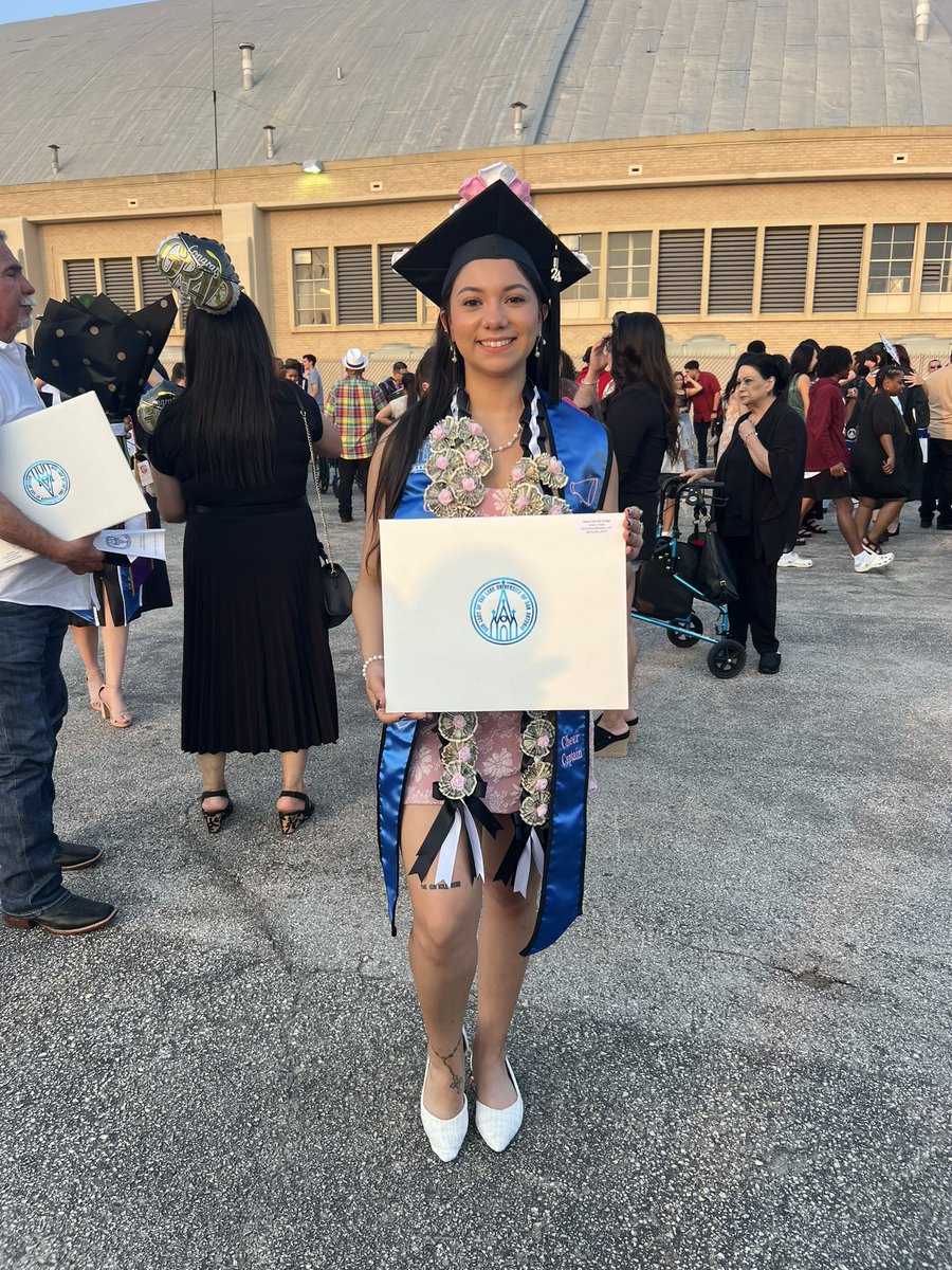 DoraOrt07979149's tweet photo. My baby girl graduating from Our Lady of the Lake University. She’s come a long way from:John Glenn, Rayburn, John Jay . After losing her daddy to COVID she struggled but with support from her cheer coaches, professors, and her family she became a shining star 🌟 and did it! https://t.co/1d1hgvY1l1