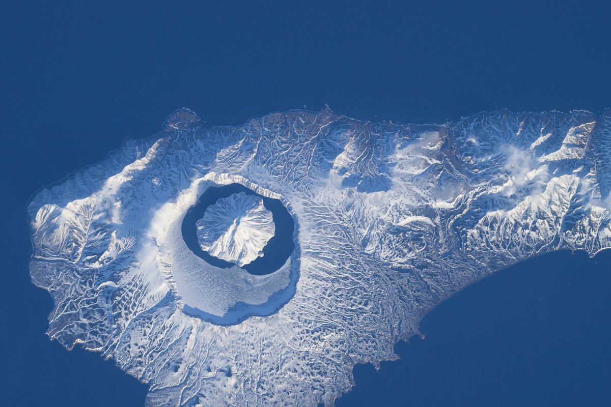 Striking: Onekotan as seen from the ISS At the northern tip of the Kuril Islands lies Onekotan, a deserted volcanic island dominated by Krenitsyn Volcano. This photograph captures the rise of the volcano, which reaches an elevation of about 900 meters. (Credit: NASA Johnson)