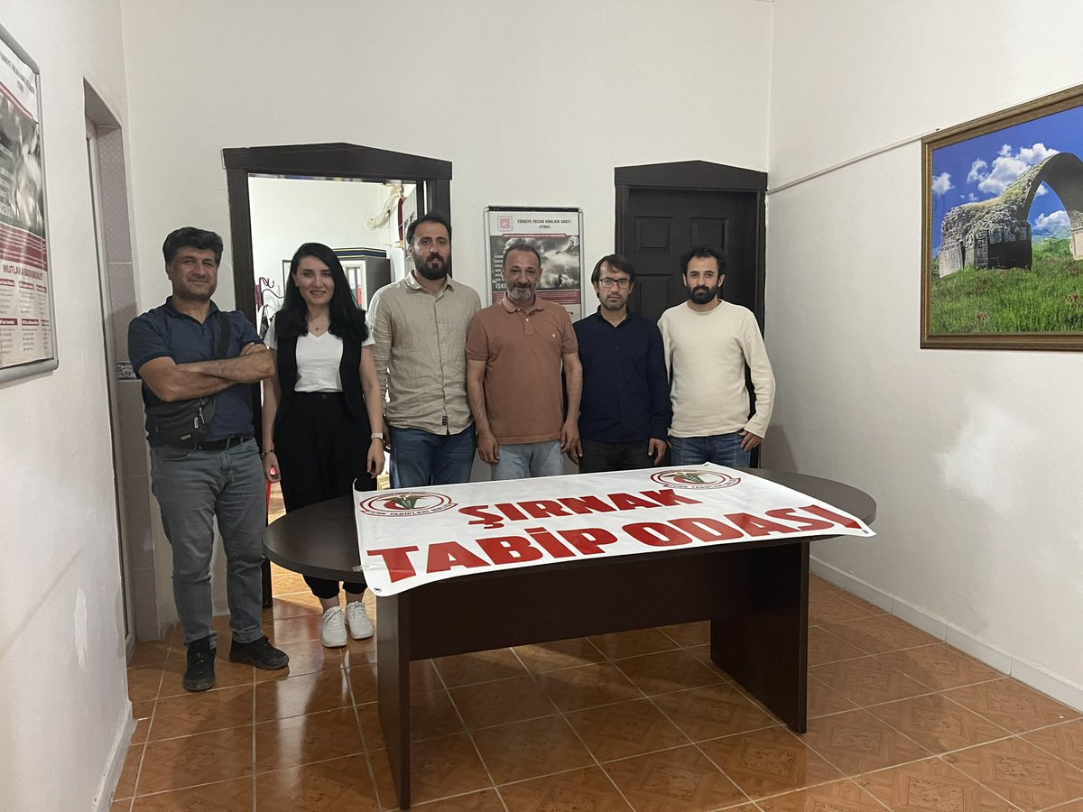 Şırnak Tabip Odası 8.Seçimli Olağan Genel Kurul Sonrası seçilen yeni yönetim kurulumuzda görev dağılımı belli oldu, Başkan: Dr Serdar Küni Genel Sekreter: Dr Rıdvan Akdağ Muhasip Üye:Dr Servet Demir Üye:Dr.Gülşen Saçı Üye:Dr Ferhat Kara