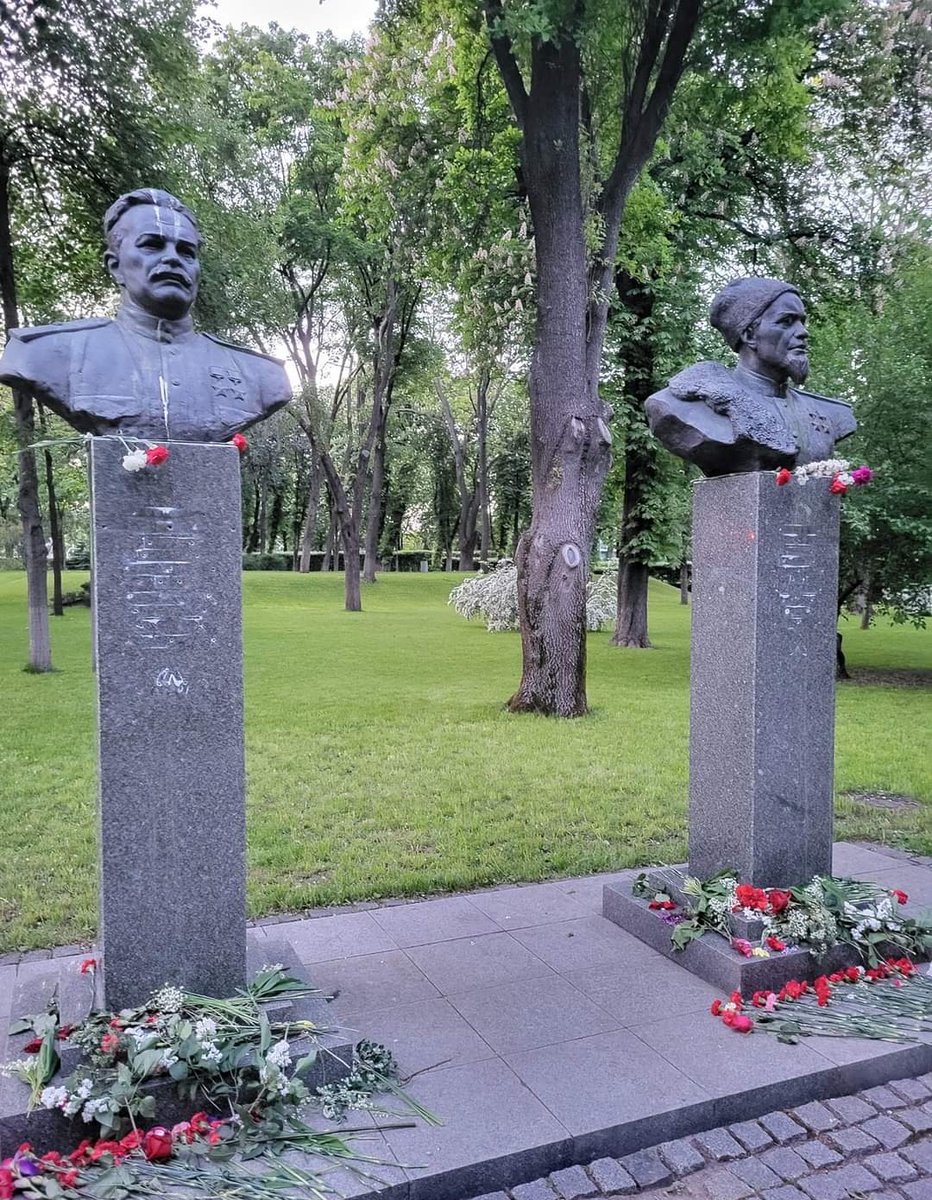 А ось у Києві до погруддя Сидора Ковпака вата принесла квіти, а місцева влада досі його не демонтувала. Це взагалі не ок. Будемо таки працювати над тим, аби цих погрудь там не було.