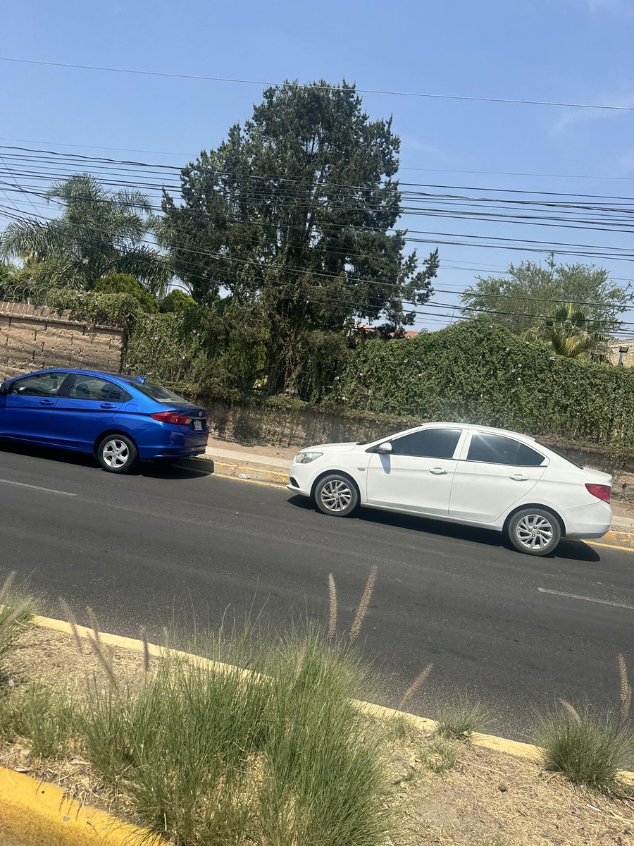 IvanLares's tweet photo. Su apoyo , autos estacionados sobre avenida san isidro cerca del ingreso a cañadas obstruyendo vialidad @JaliscoVial @ZapopanDen @ViveZapopan https://t.co/I20KW5qFNn