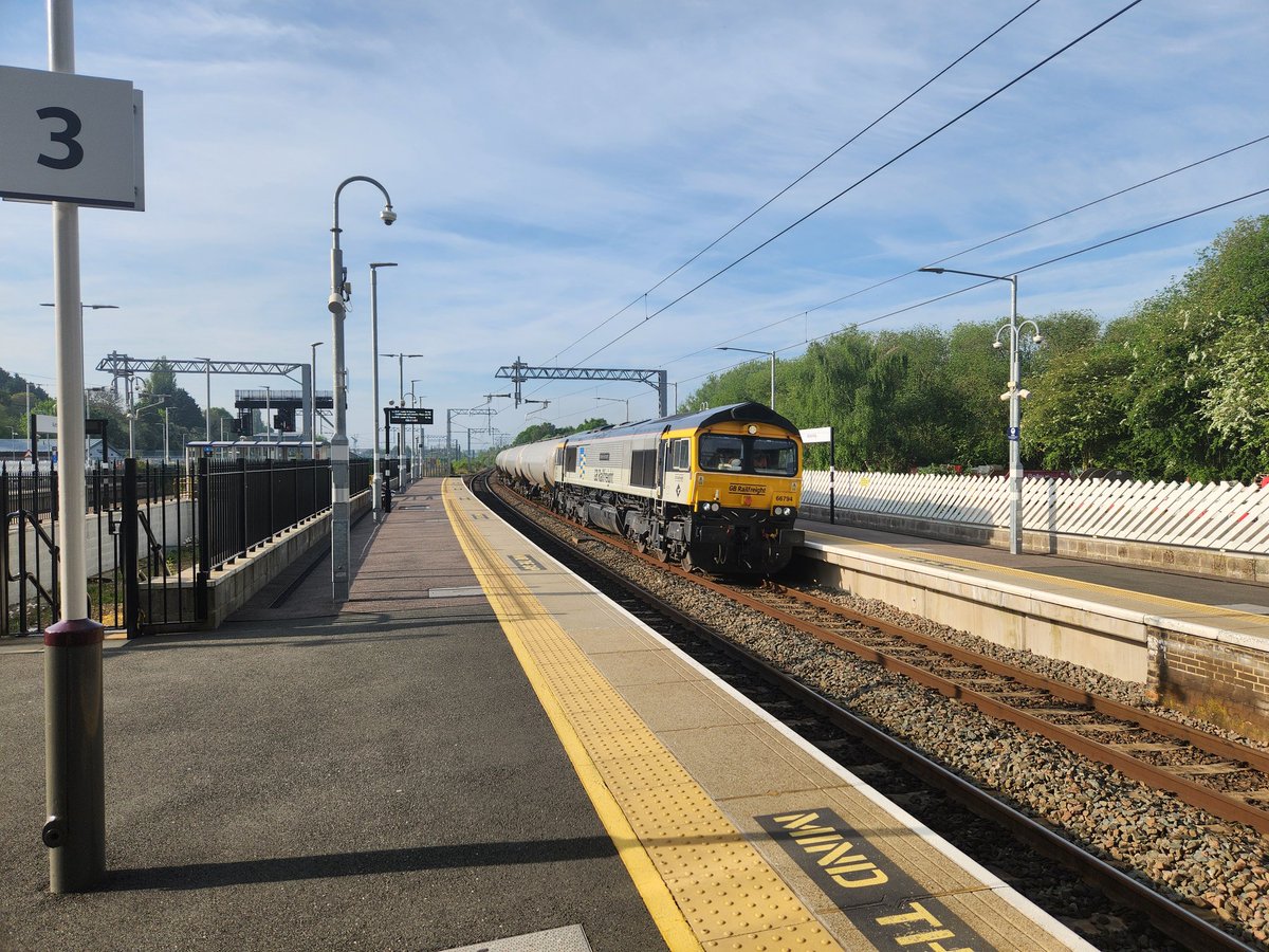 Being a day of photting sheds today 66794 passes Kettering on the down fast on 6M72 Grain to Sinfin Sdgs tanks #Shedwatch #Freightonfriday