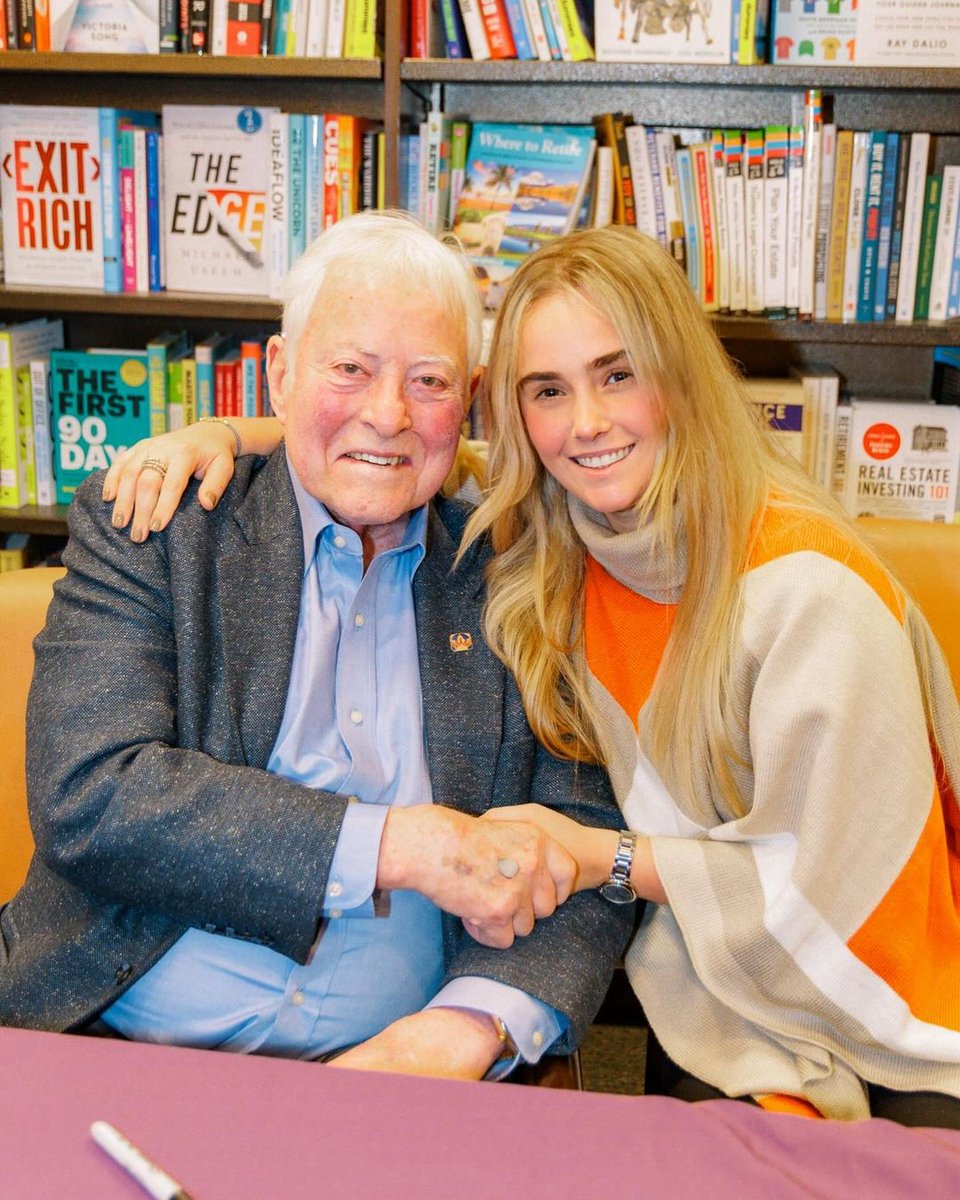 I love meeting my students in person! Have you ever been to one of my in-person events before? If so, what was your experience like? 📸: @sofi.pasos on Instagram #briantracy #success #successful #personaldevelopment