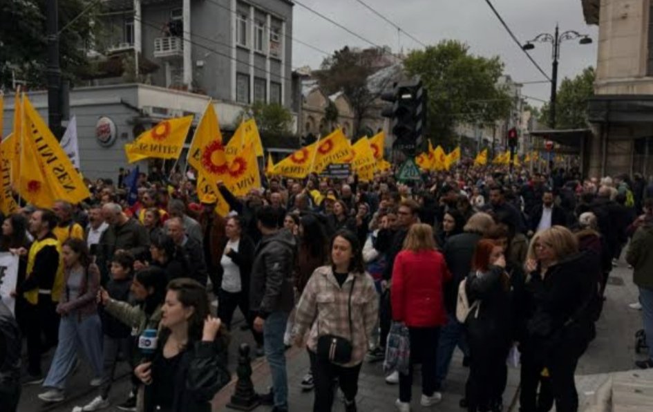 Eğitim emekçilerinin şiddete karşı eyleminin yanındayız. Eğitimde şiddet, güvenlik politikalarıyla önlenemez. Öncelikle parasız, bilimsel, laik eşitlikçi bir eğitim anlayışı esas alınmalıdır. Toplumsal yozlaşmanın önüne geçilmeden her alanda yaşanan şiddet son bulmayacaktır!