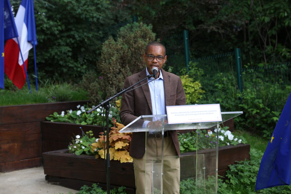 villeclichy's tweet photo. À l'occasion de la Journée nationale des mémoires de la traite, de l’esclavage et de leurs abolitions, une cérémonie s'est tenue au parc Mozart, en présence des élus locaux, des jeunes du CCJ et des associations Agora Karayib et Acadomef. https://t.co/szynetiqO4