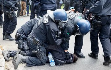 #10May #Alemania Manifestantes intentaron irrumpir en una fábrica de Tesla en Alemania y chocaron con la Policía - @AlbertoRodNews bitlyanews.com/internacionale…