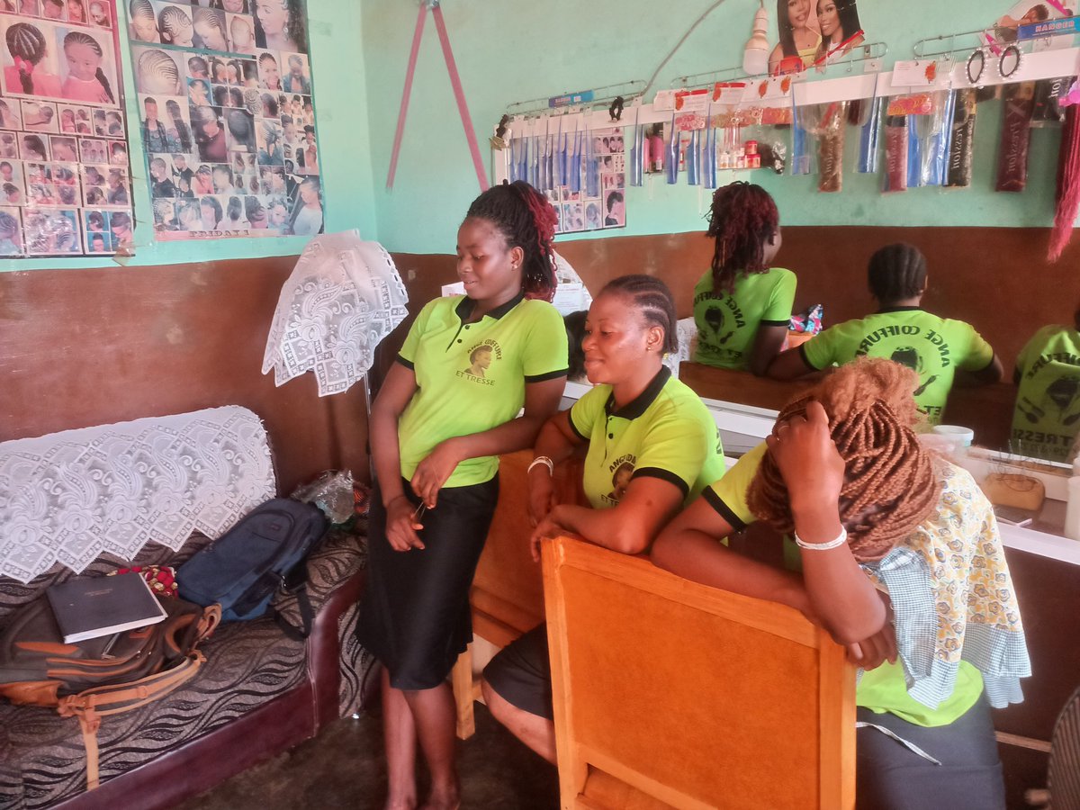 AssociationWen2's tweet photo. Formation en menstruation, hygiène menstruelle et contraception : Partie 2 
La tourné continue dans les ateliers de la ville de Parakou. Le mercredi 08 mai nous étions dans deux ateliers du quartier Titirou pour discuter des menstrues, de l'hygiène menstruelle et de la https://t.co/uj2yvXyqsl