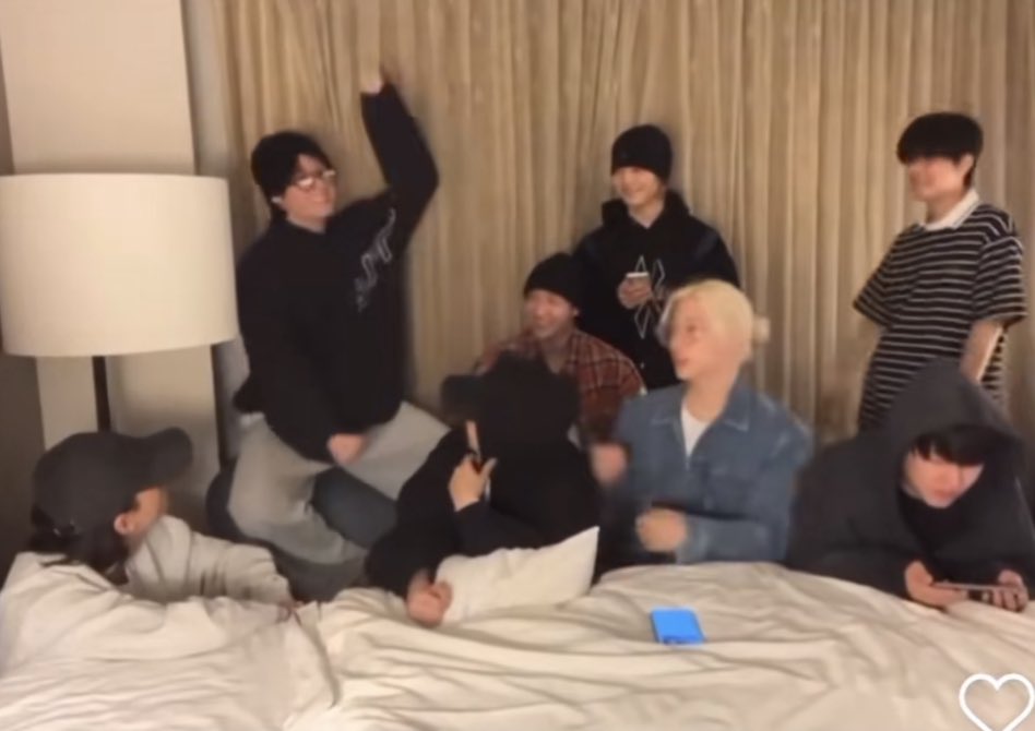 chnfused's tweet image. I just saw the vid where skz were talking about getting lifted up by Chris Hemsworth now i’m imagining them all in a line for thor-hyung uppies🧍‍♀️