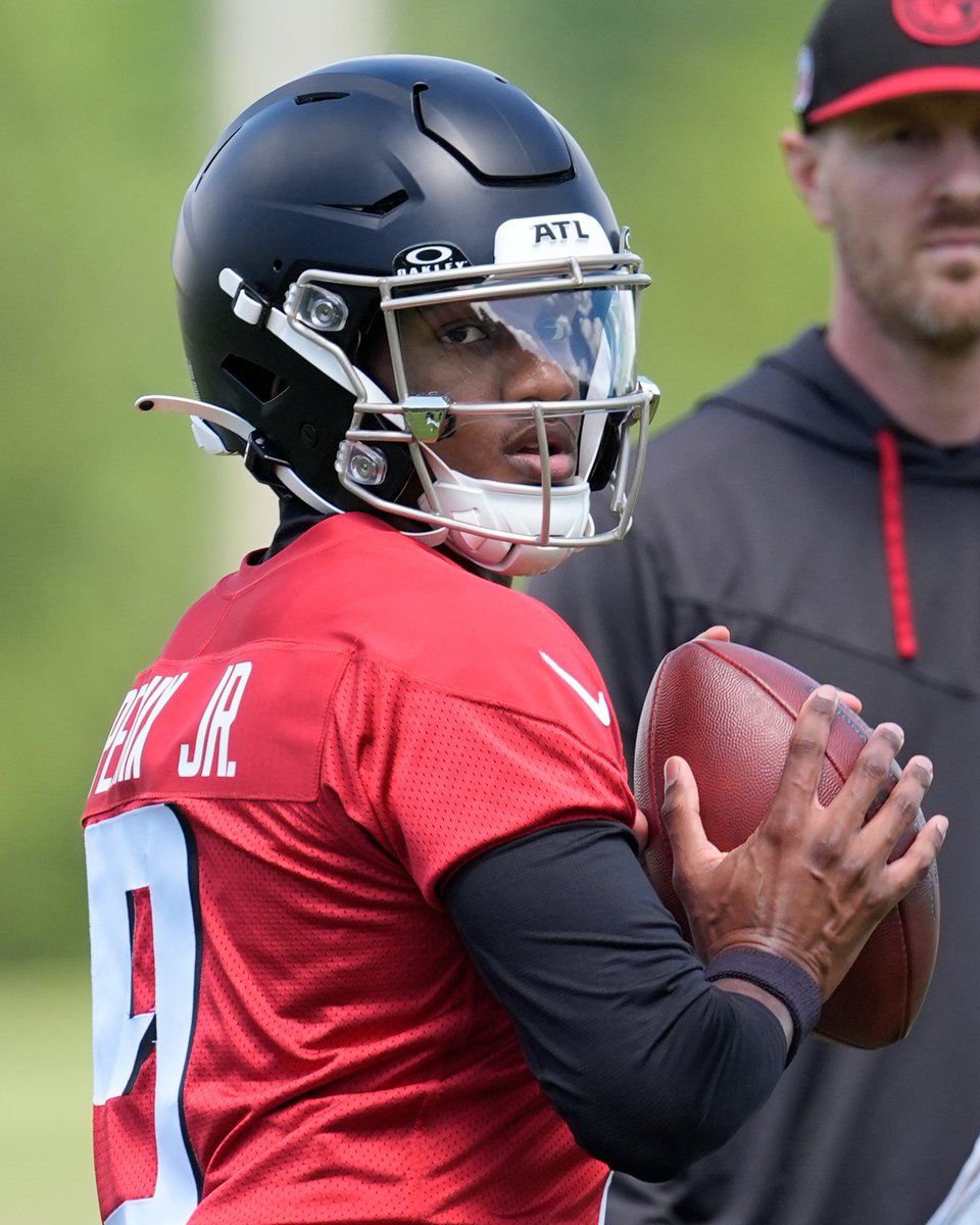NFL's tweet photo. Rookie lefty reporting for camp 🔥

@themikepenix | @AtlantaFalcons https://t.co/T6K428kXVa