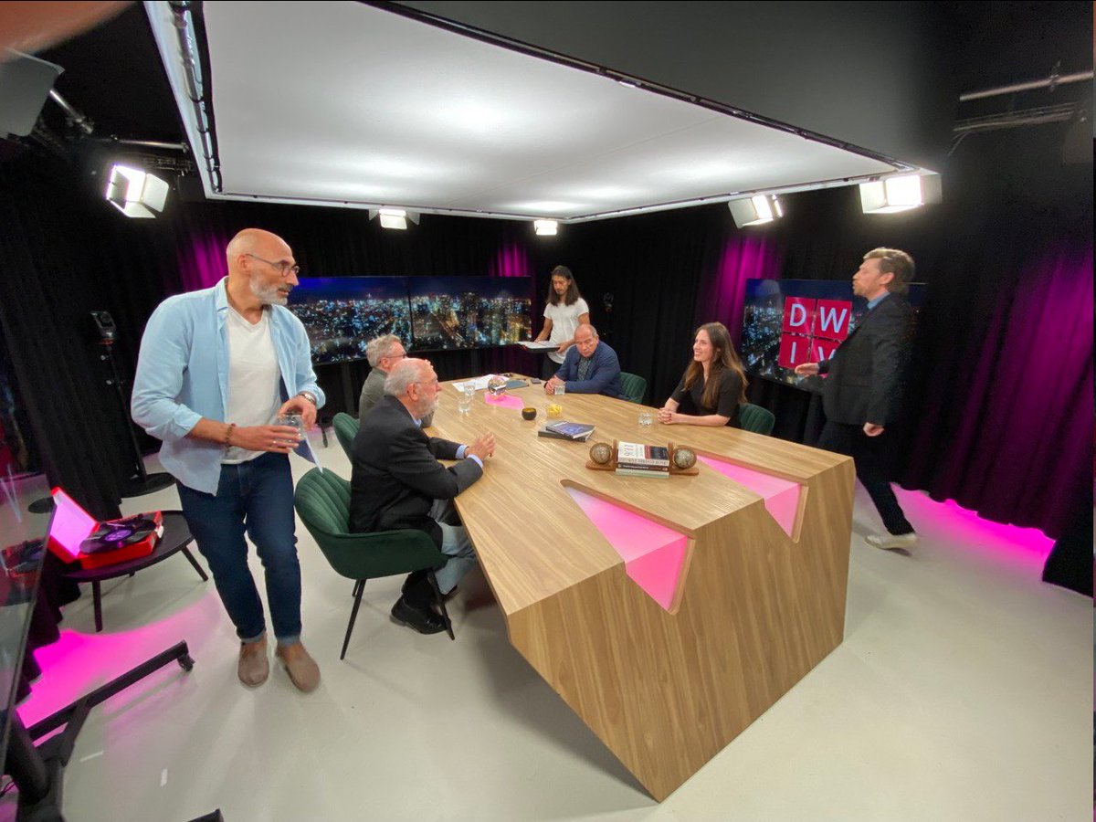 Eurovisie Songfestival en politiek | AstraZeneca-debacle | Simone Kerseboom & Zuid-Afrika | DWIV #3 🌎🟥 NU LIVE 🎥 🎬 📡 Tafel: Opiniepeiler @mauricedehond , prof. dr. Cees Hamelink en voormalig Tweede Kamerlid @SimoneKerseboom Presentatie: @Steyevandam Sidekick:…