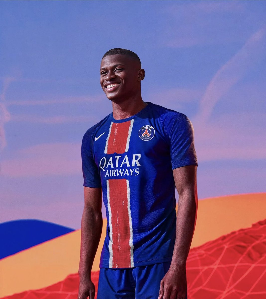 rglrdesign's tweet photo. Inaccettabile che uno dei club più seguiti presenti la sua nuova maglia in questo modo: non si capisce il modello di maglia, grafiche applicate male, loghi storti e deformati, proporzioni non rispettate 🤦🏻‍♂️ https://t.co/gEzRkNl1P5