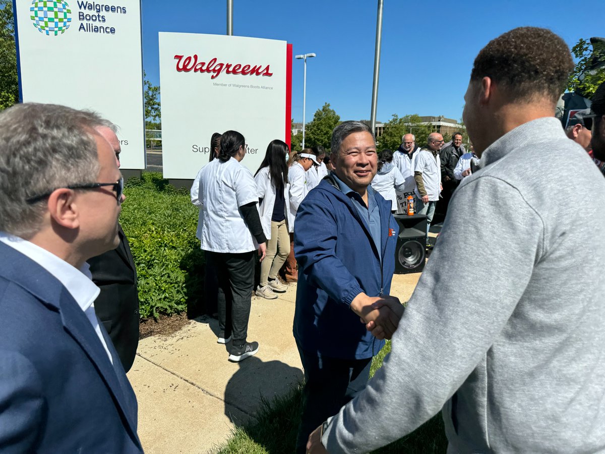 AldMattMartin's tweet photo. Throughout the pandemic, @LiUNAchicago pharmacists put their lives on the line for us.

Despite their vital work, pharmacists have only gotten a 2% raise for the past 7 years. 

Walgreens' CEO makes 470x of what pharmacists are making

That's not right.

Fair contract now.✊🏽 https://t.co/IZyiq7PfVf