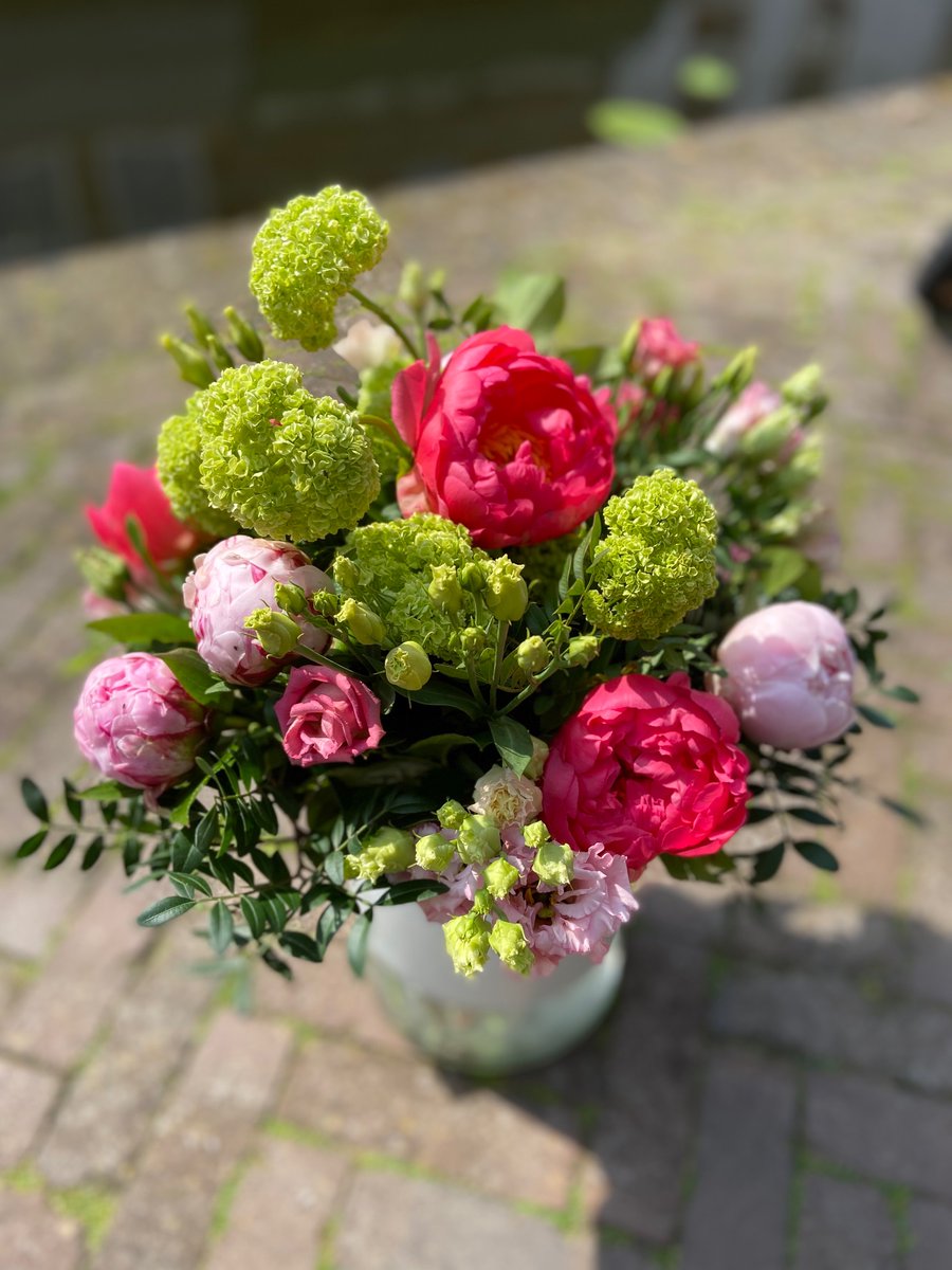 Zondag ochtend zijn we geopend van 9:00 tot en met 11:00. We bezorgen natuurlijk ook bij alle lieve moeders thuis. 

Maar natuurlijk zijn we morgen ook open. 

@stadshartmaassluis #bloemen #maassluis #florist #moederdag