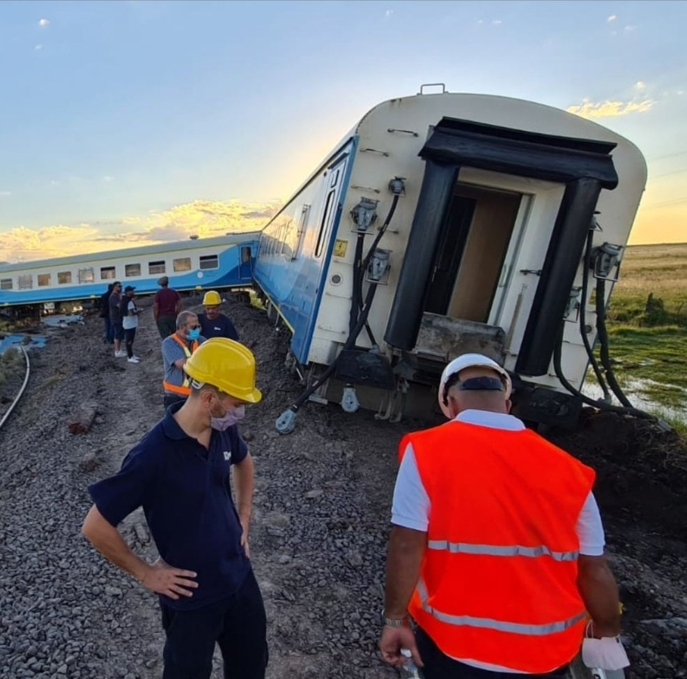 Tren estatal con 500 pasajeros descarrila en el 2022, gestión Alberto Fernandez. Privaticen Trenes Argentinos ya mismo.