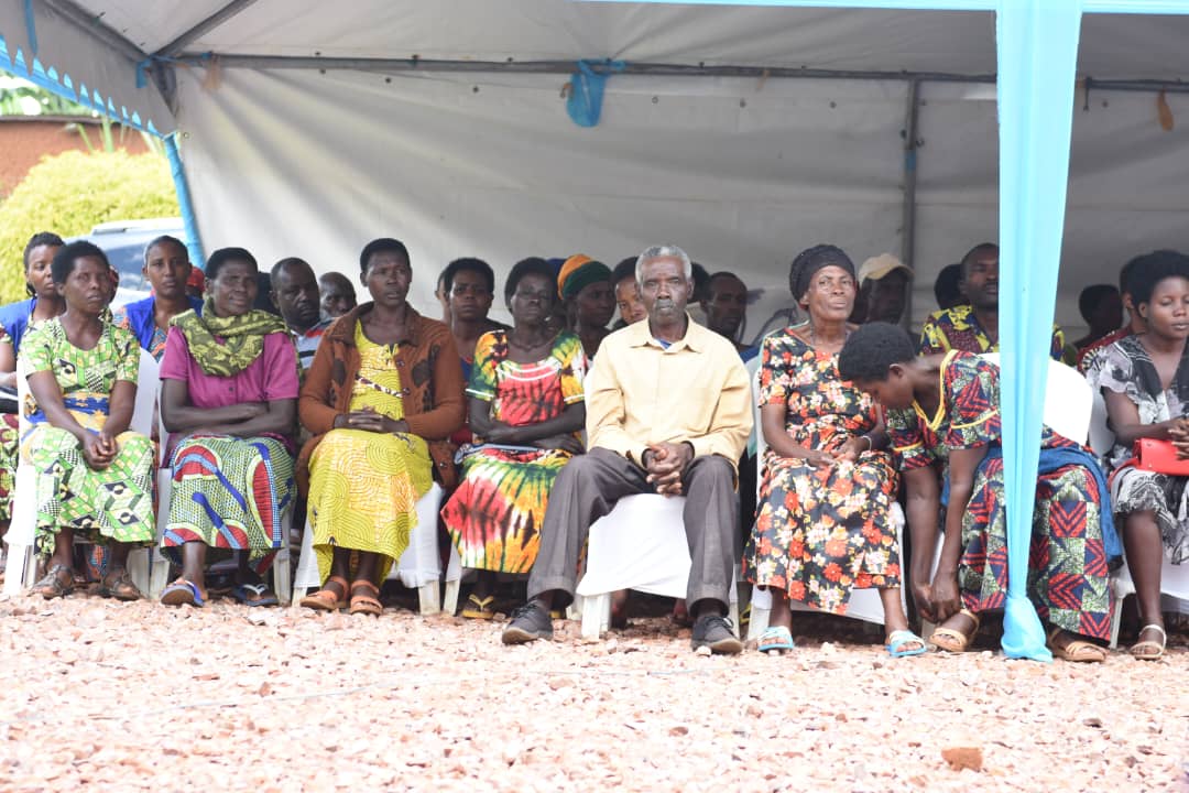 RADIOSALUS1's tweet image. =====
Bamwe mu batuye mu murenge wa Munyiginya muri @RwamaganaDistr bahawe inguzanyo za #VUP, bishimira ko zibafasha gutangira imishinga iciriritse, bakiteza imbere.
@LODARwanda ivuga ko kizakomeza kubashyigikira. @RwandaLocalGov