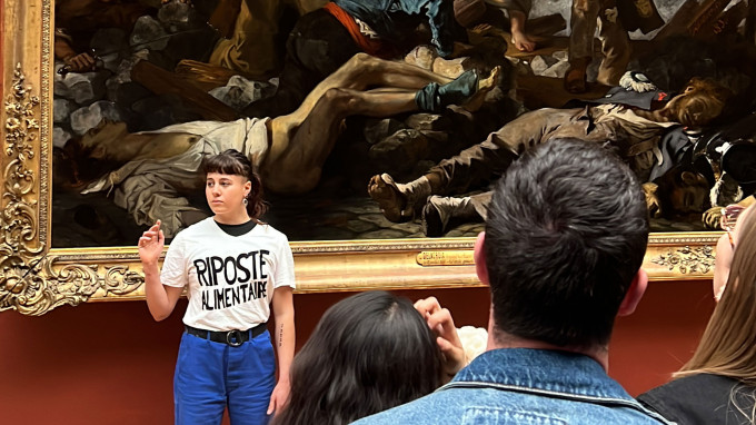 Au musée du Louvre, des activistes prennent pour cible un chef-d'œuvre tout juste restauré de Delacroix trib.al/vDhBJf6