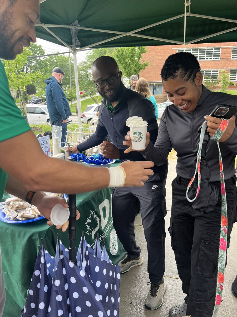 Shout out to @Davin_W7MORCS and @phil @CleanCityDC These young men both do a great job everyday. But can we give them a hand clap for thinking about our pets at Todays Grand Opening of the New #TexasAveDogPark