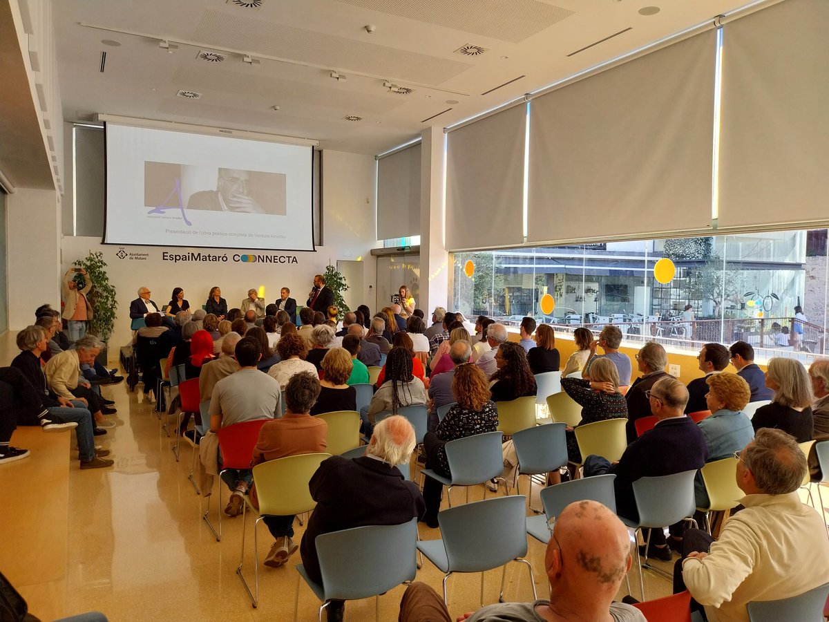 Ple absolutíssim a l'Espai #Mataró Connecta a l'acte de pre-presentació de l'edició de l'obra poètica completa de Ventura Ametller. Fa goig veure la sala plena d'amics i amants de la #poesia! 🥰