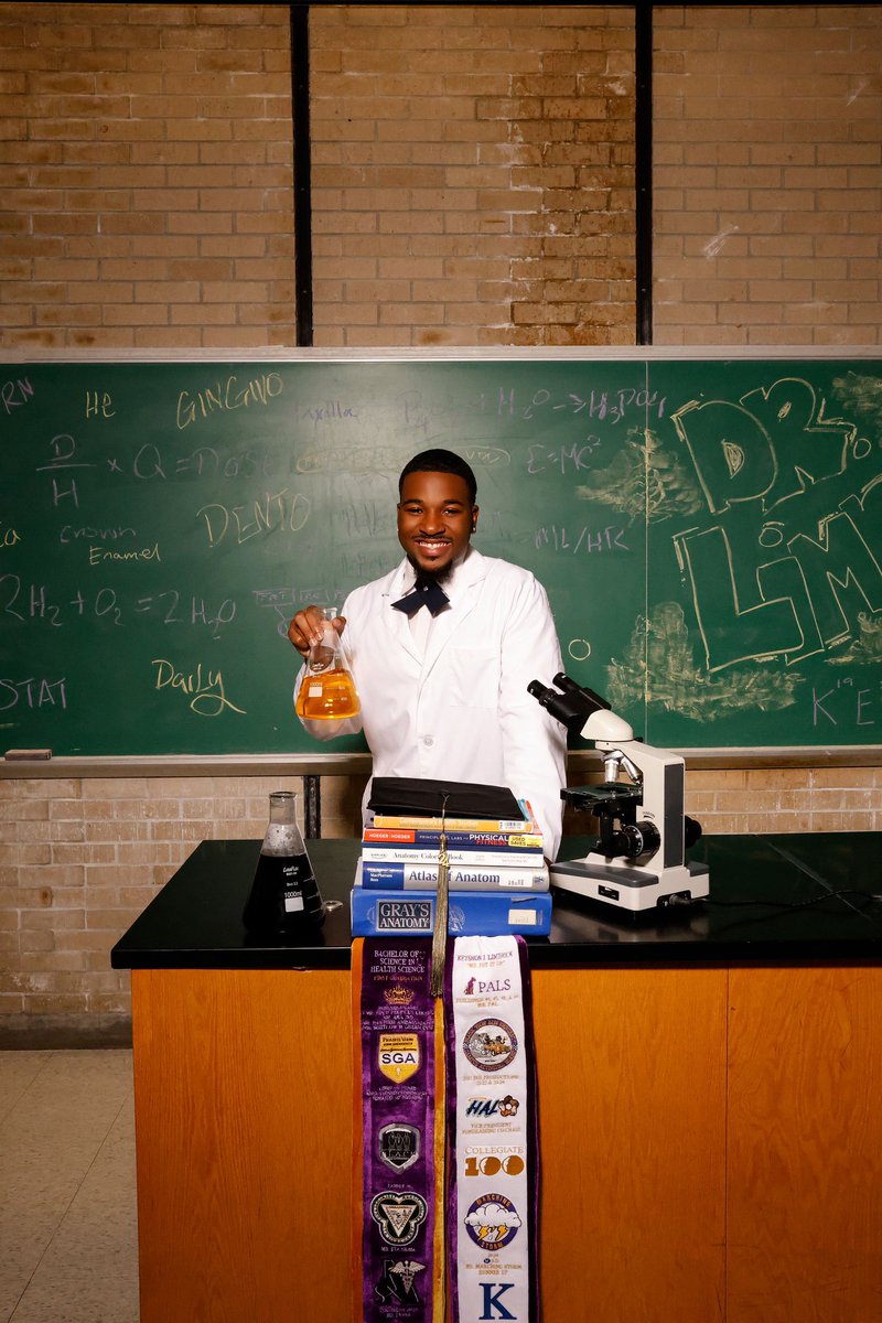 HippieKey's tweet image. Not your average scarecrow.

 I challenged doubt and conquered as I continually added fuel to the fire!

Thank you PVAMU,for giving the opportunity to further my education &amp;amp;  expand my knowledge as I’m going to be Doctor.All Godspeed!👨🏽‍🔬⭐️

#NoPlaceLikePV #PVGrad #HBCUGrad #TheWiz