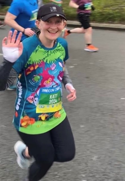 Katy tells us how her mental health has improved since staying active and running. “When I run, I focus on my breath, the sound of my feet hitting the road, the effort in my legs. It helps take my mind off my worries.” Read her story here: shorturl.at/lIM23 #MHAW24