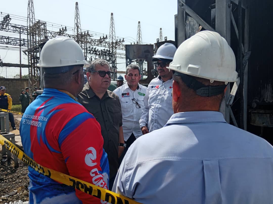 minenergia_ve's tweet photo. 🟢Autoridades del #MPPEE y @CorpoelecInfo inspeccionan trabajos en subestación Barcelona, para conocer de cerca la situación y direccionar los trabajos para su rehabilitación y restituir la distribución de electricidad lo más pronto posible al las comunidades. https://t.co/h8FtkZF88k