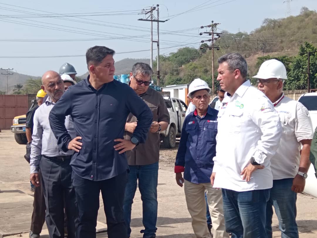 minenergia_ve's tweet photo. 🟢Autoridades del #MPPEE y @CorpoelecInfo inspeccionan trabajos en subestación Barcelona, para conocer de cerca la situación y direccionar los trabajos para su rehabilitación y restituir la distribución de electricidad lo más pronto posible al las comunidades. https://t.co/h8FtkZF88k
