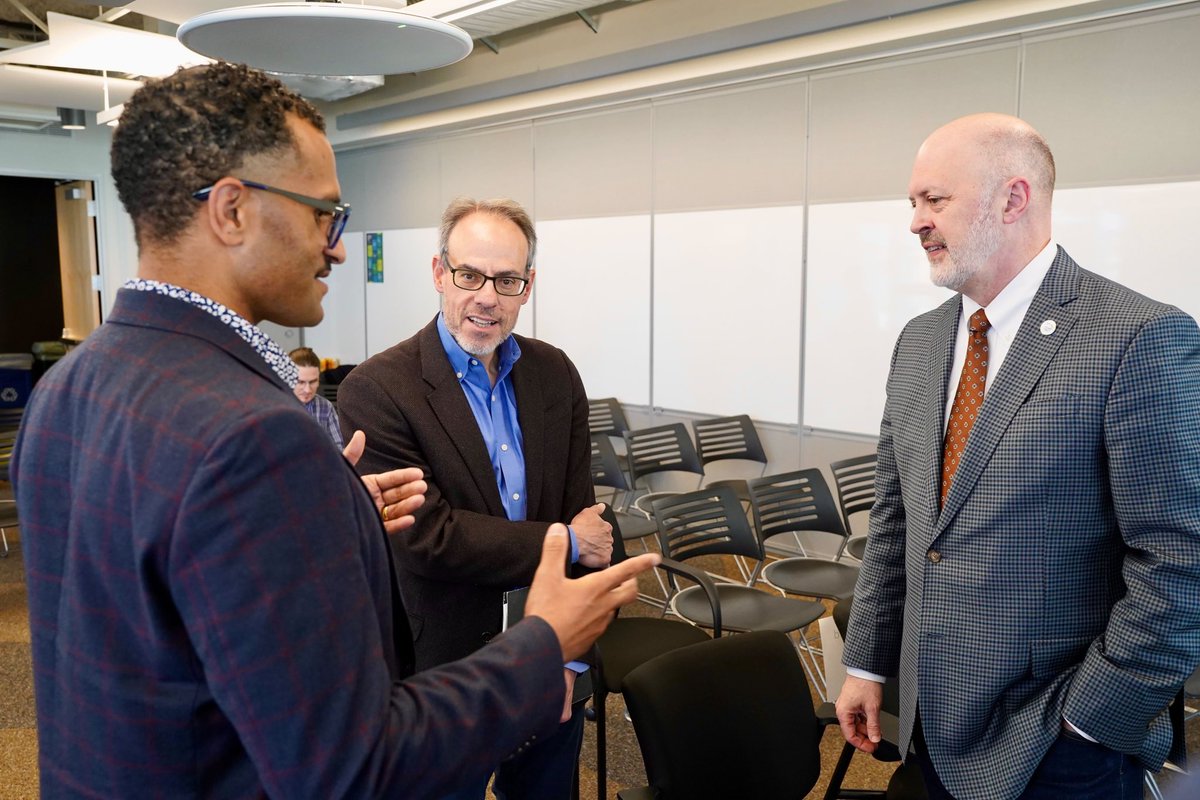 Thanks to Seattle City Councilmembers, Air Force Veteran @CMRobSaka and Navy Veteran @CMBobKettle, for coming to Amazon to speak with Warriors @ Amazon. The visit coincided with our announcement that we surpassed our 2021 pledge of hiring 100,000 veterans and military spouses.