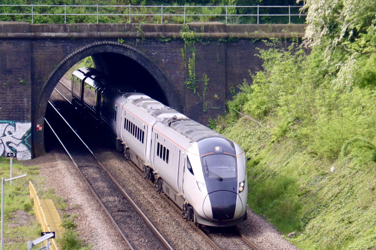 HiPa125's tweet image. Hitachi #Class805 805006, running as GBRf 5Q05 0737 Wolverhampton Oxley Carriage Maintenance Depot &amp;gt; Newton Aycliffe Merchant Park Sidings, exits Knighton Tunnel on its approach to Leicester #MML