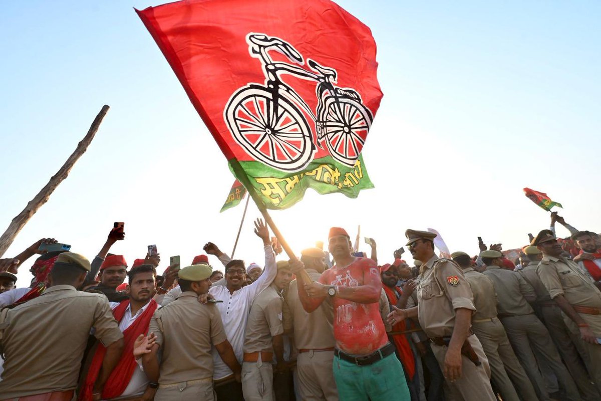 yadavakhilesh tweet picture