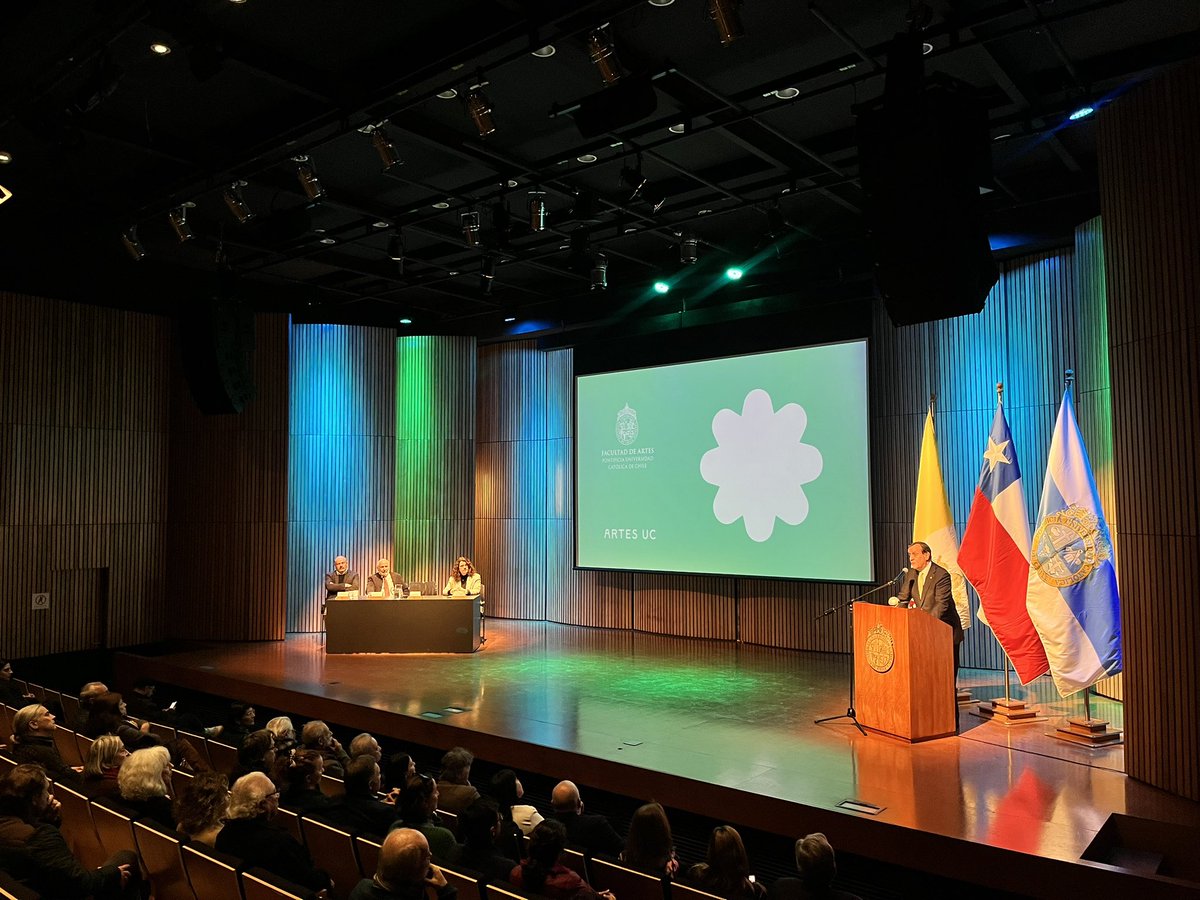 FacultadArtesUC's tweet photo. Hoy, en el marco del #DíaNacionaldelTeatro, honramos a Ramón López Cauly por su histórica trayectoria con el grado académico de profesor emérito 🎖️✨

📍 Centro Extensión Oriente UC https://t.co/RqyKtz2SYv