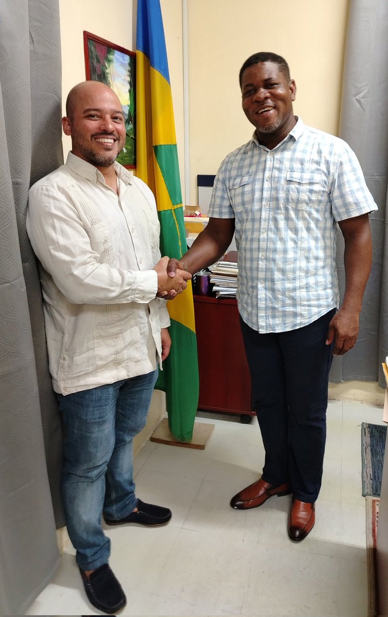 During a working visit to #Bequia Island, I was received by Mr. Carlos Williams, Deputy Director of #Grenadines Affairs. Several issues were discussed. We identified Sports as one of the potential areas for further bilateral cooperation. 🇨🇺🤝🇻🇨