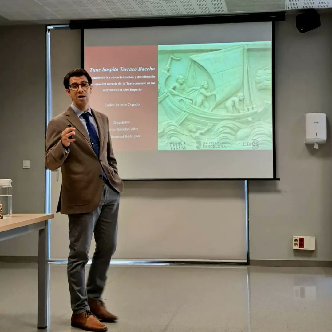 CEIPAC_UB's tweet photo. Felicitamos a nuestro compañero @CarlosPalacn, que ayer defendió su tesis "Tunc hospita Tarraco Baccho. Estudio de la comercialización y distribución del vino del noreste de la Tarraconense en los mercados del Alto Imperio". Dirigida por Víctor Revilla y José Remesal. https://t.co/B06qJCU38E