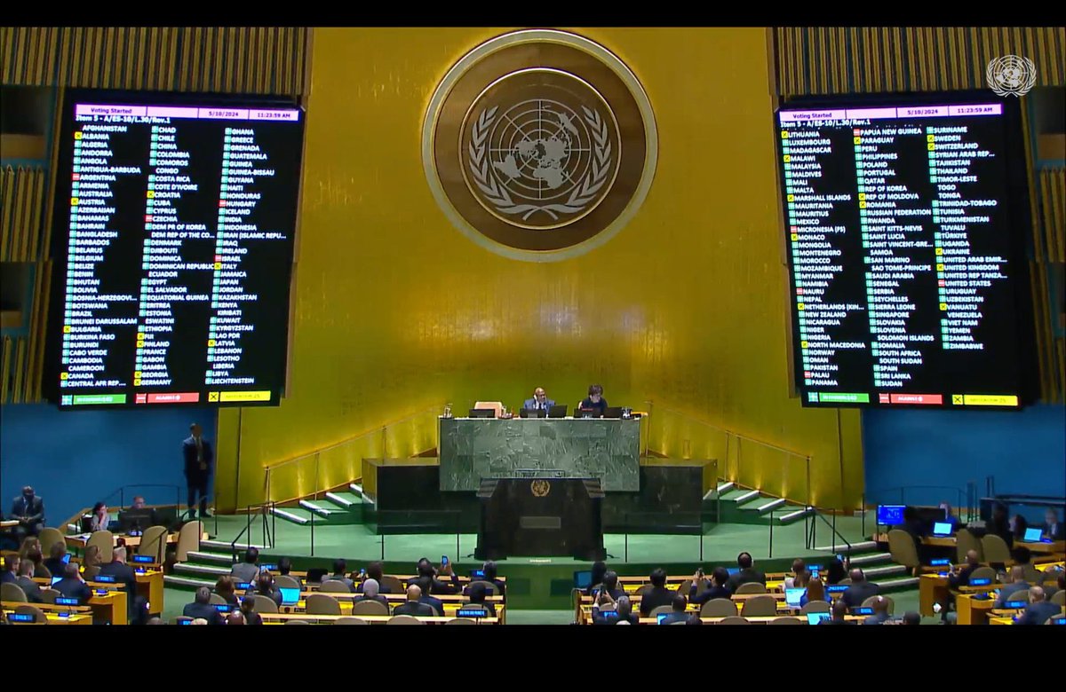 España ha copatrocinado y votado a favor, junto a 142 países, de la resolución para que Palestina sea miembro de pleno derecho @UN. Celebramos su aprobación en Asamblea General @ONU_es. La solución de dos Estados con el reconocimiento del Estado palestino es la vía para la paz.