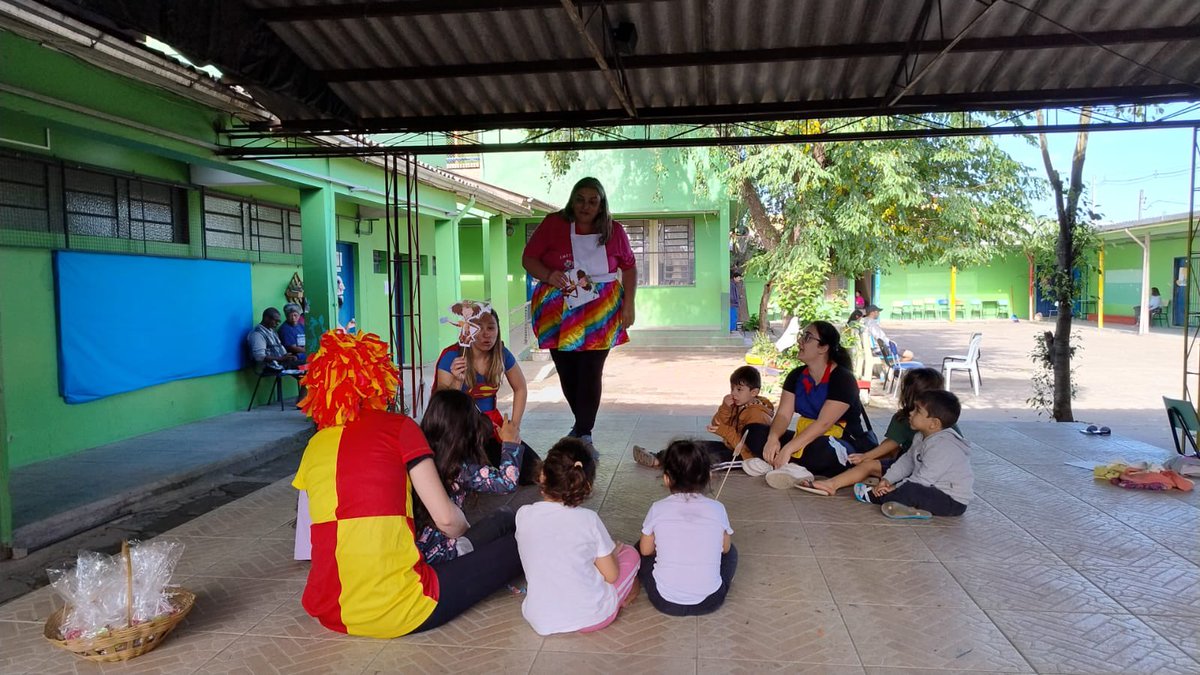 ClaudiaCostin's tweet photo. Secretária Municipal de Esteio, no Rio Grande do Sul me contou sobre o lindo trabalho de uma escola cujos professores têm ido todos os dias leer histórias e organizar brincadeiras com as crianças abrigadas. Parabéns aos mestres! https://t.co/HNUhWR0awn