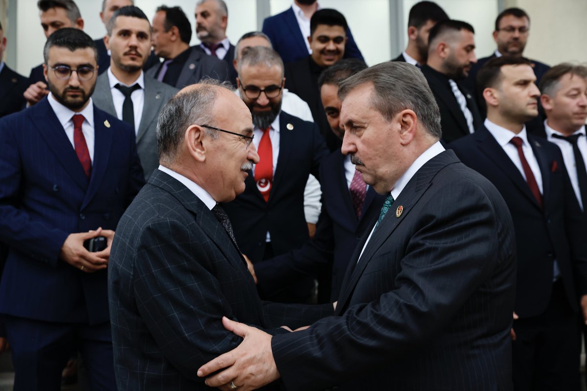 Büyük Birlik Partisi Genel Başkanı Sayın Mustafa DESTİCİ, beraberindeki heyetle birlikte Valimiz Sayın Yaşar KARADENİZ'i makamında ziyaret ederek bir süre sohbet etti.