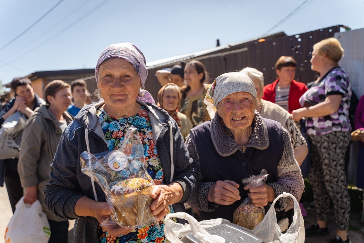 Families in Ukraine marked their third Easter under Russian occupation. WCK’s #ChefsForUkraine team in embarked on a mission to bring joy & uphold tradition by providing thousands of pasky—traditional Easter cakes—to offer a sense of home. Read more: wck.org/news/easter-uk…