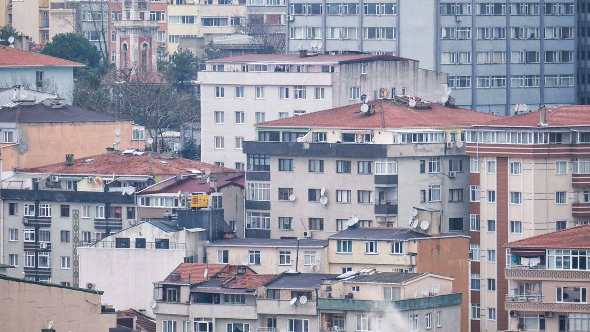 🔗 Ankara'da bir ev sahibinin kiracısına açtığı tahliye davası, ilk duruşmada sonuçlandı. Mahkeme, kiracının 1800 lira verdiği kira ücretinin, yıllık kira bedelinin belirlenen yasal sınırı olan 28 bin 250 TL'nin altında olması ve ev sahibinin ihtiyacı olması nedeniyle kiracı…