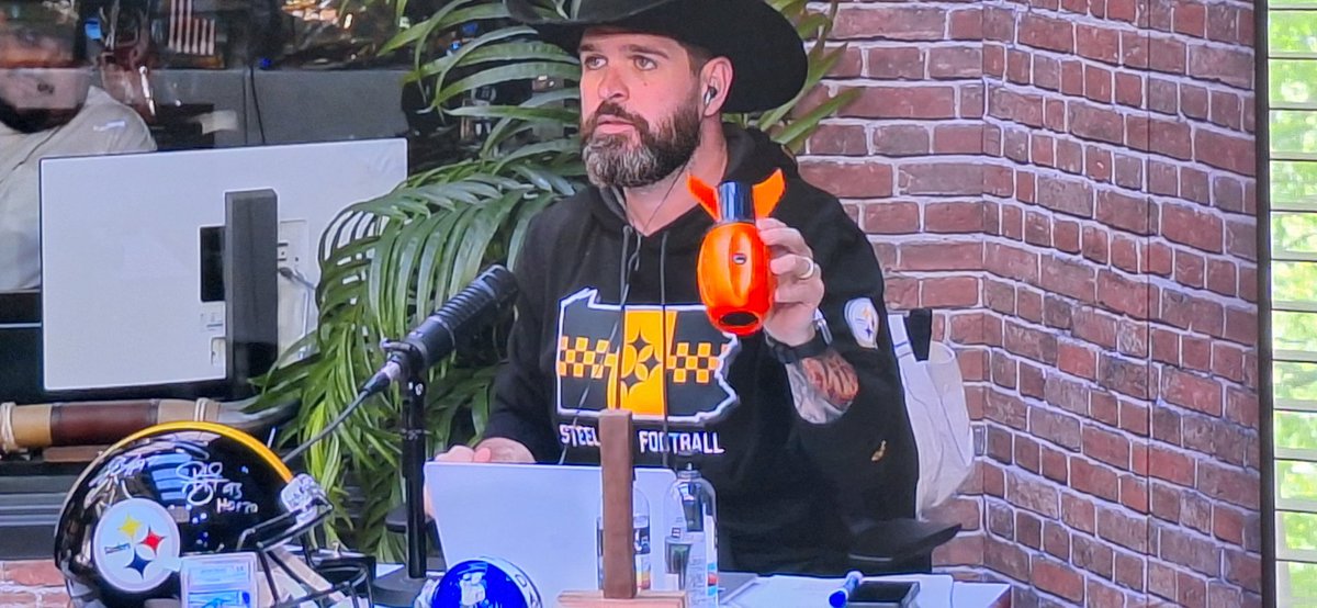 OneTimeBlinded's tweet image. Yo, @ToneDigz, that's a damn sweet sweatshirt 🤙

@PatMcAfeeShow needs to buy 100 of those and give um away to THE NATION 🖤💛

#HereWeGo 
#YINZER