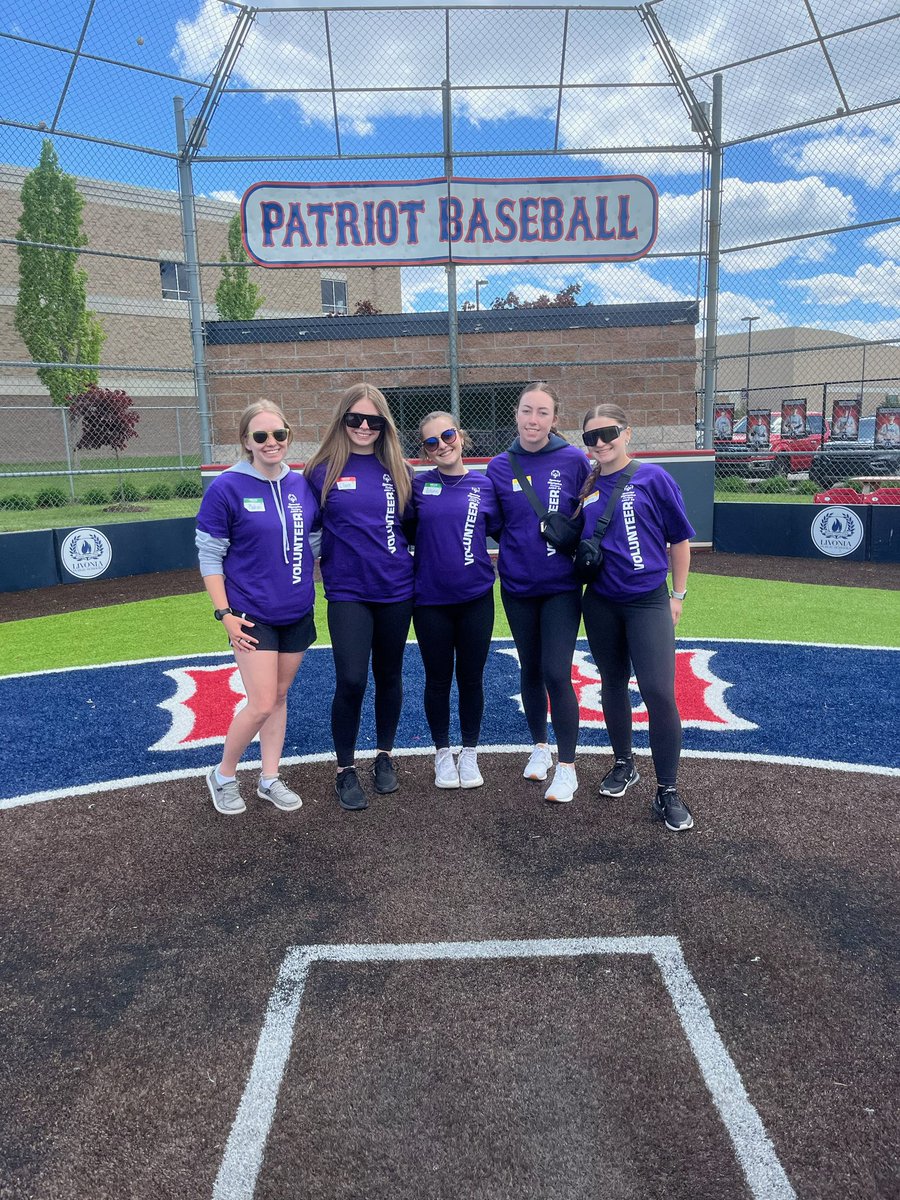 Our players Madison, @galatis_claire, Autumn, @abbyysheridan and Riley volunteered for the Special Olympics event held at Franklin today! Thank you ladies for helping with the softball throw! 🥎 @fhspatriots