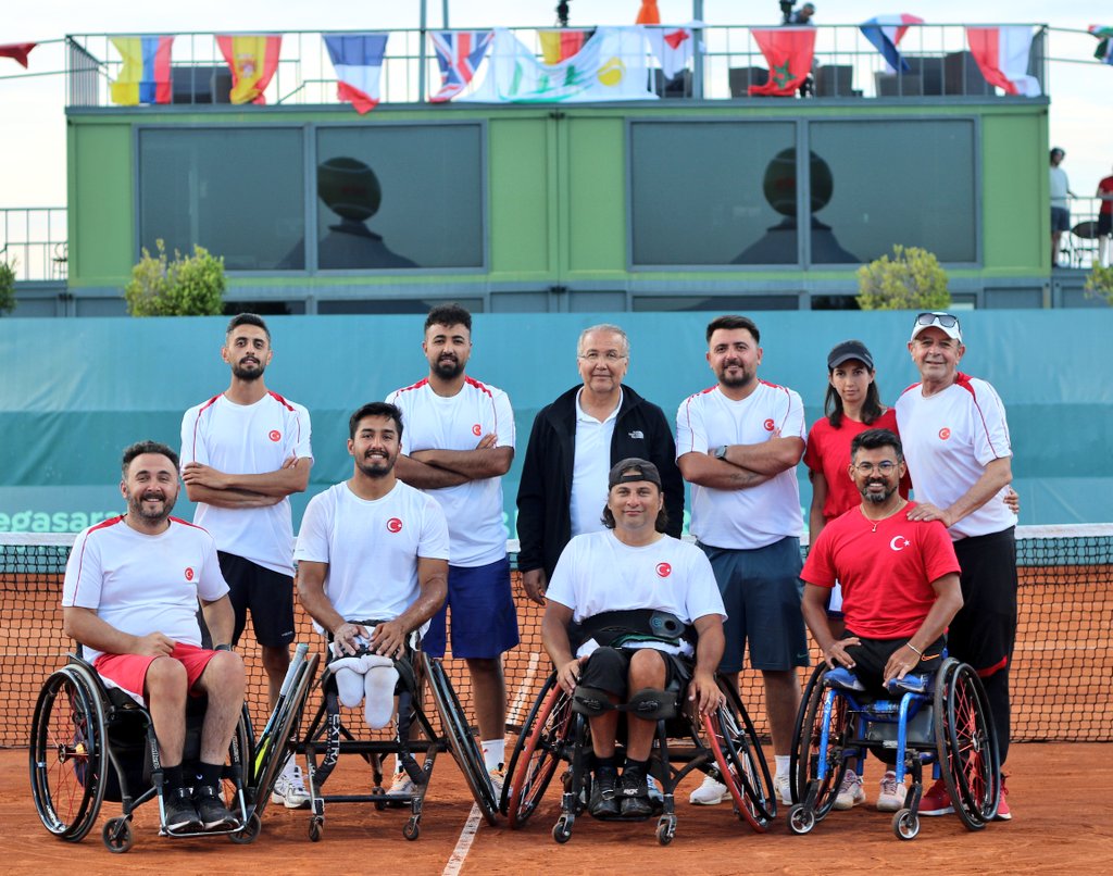 TTForgtr's tweet photo. Tenis tarihinde bir ilk Quad Milli Takımımız Dünya Finallerinde! 🇹🇷

Antalya Megasaray Tenis Akademi’de gerçekleşen BNP Paribas Tekerlekli Sandalye Dünya Takımlar Şampiyonası'na wild card ile katılan Quad Milli Takımımız Brezilya'yı 2-1 mağlup ederek adını tarihte ilk kez finale yazdırdı 🚀

Millilerimiz dünya şampiyonluğu için yarın Şili ile karşılaşacak 🏟️