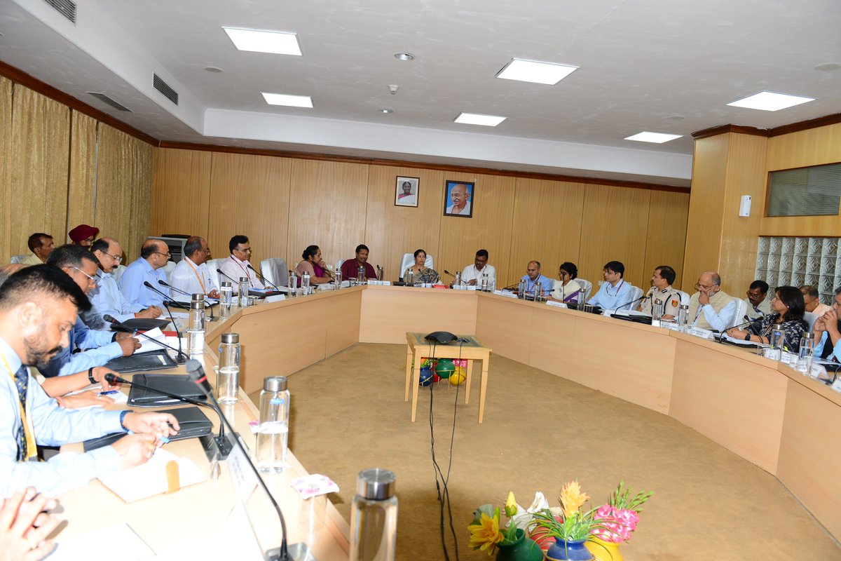DRDO organises 8th Technology Council Meeting to review the status of induction of DRDO technologies into CAPFs, Police & NDRF pib.gov.in/PressReleasePa… @DefenceMinIndia @SpokespersonMoD