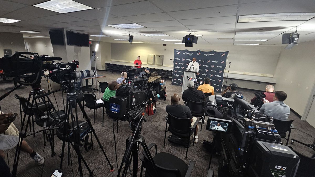 DeMeco Ryans speaking to reporters as the #Texans rookies have arrived for mini-camp. (Photo: @mikeorta)