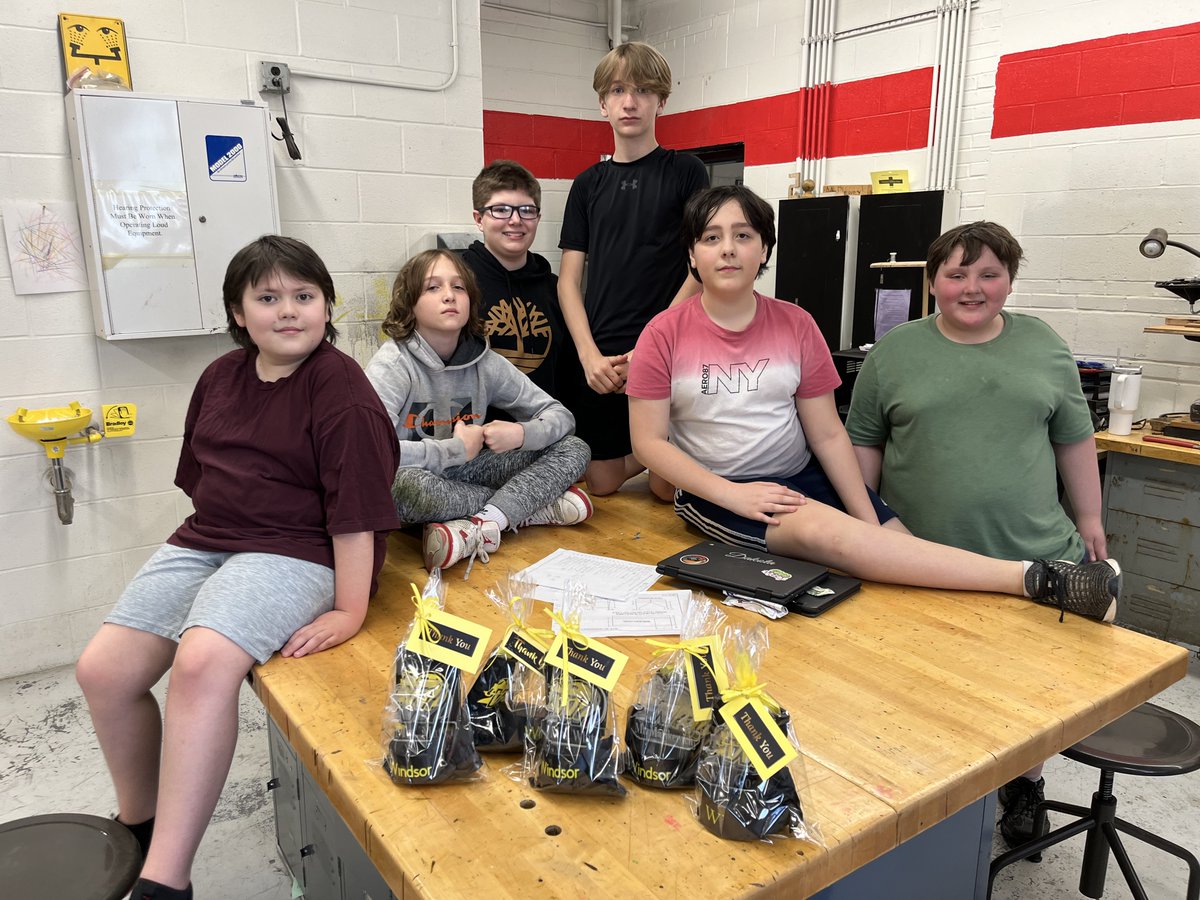 6th graders literally and figuratively brightened their teachers’ day Monday by delivering lights customized with the Windsor logo and teacher’s name to their room. The gifts highlighted efforts to show appreciation for the teachers and staff. Read more: windsor-csd.org/protected/Arti…