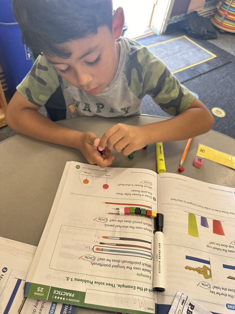 Manipulatives and concentration in Ms. Cervantes’s class as they measure with cubes. 

💚🐻📏
@zjgalvan @AracelyZavala19 @ms_pantaleon 
#ProudtobeGUSD