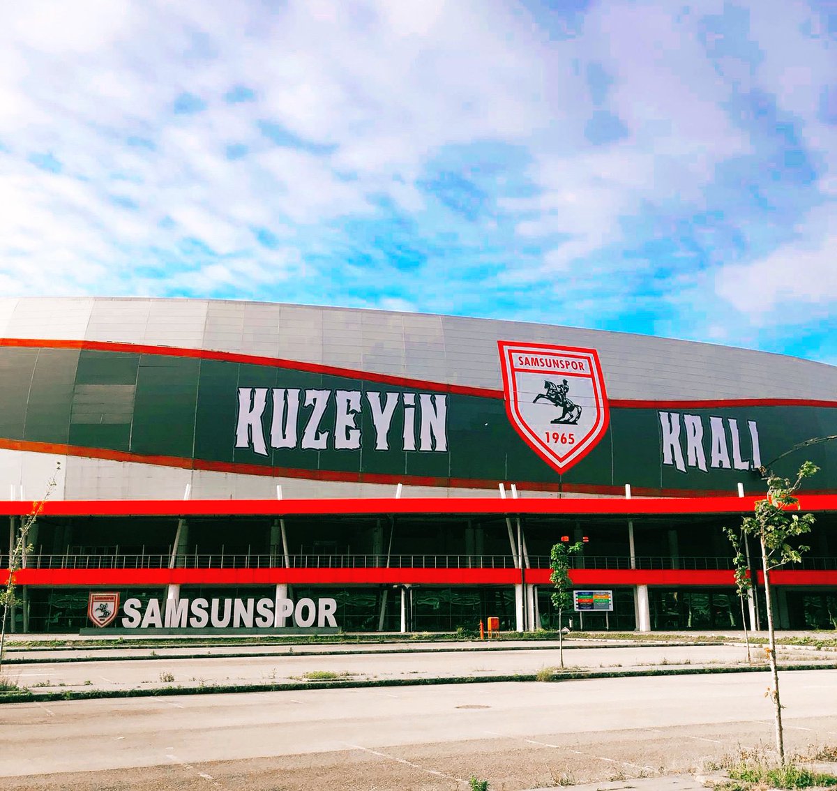 🏟 Samsun 19 Mayıs Stadyumu’nun dışına 'Kuzeyin Kralı' yazıldı.