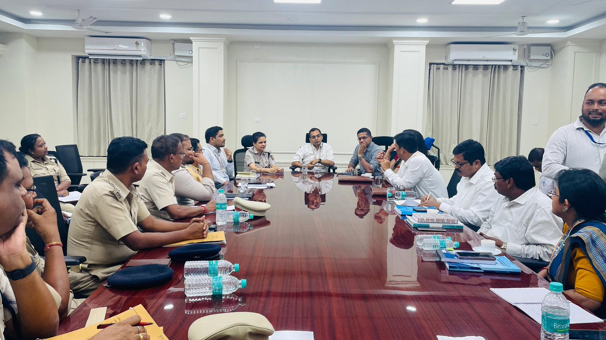 Expenditure Observors who have arrived for the #SGE24 held an important meeting with nodal officers of various enforcement agencies in presence of @DBalasore, @SPBalasore. Strategies were formulated and steps were discussed to ensure a free, fair and unbiased election.
