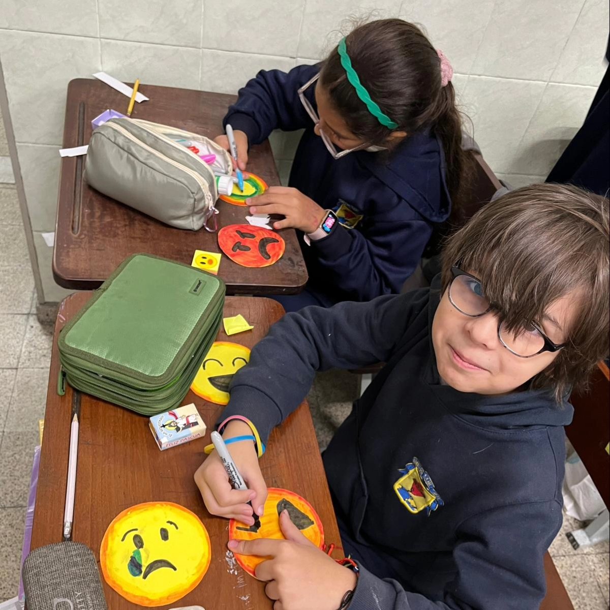 Sagracoruy's tweet photo. Hoy, 4.° B compartió otro Taller de #EducaciónEmocional. Todos representaron las #emociones básicas, que nos acompañarán en una caja para trabajar a diario la temática. https://t.co/95mf71KRGb